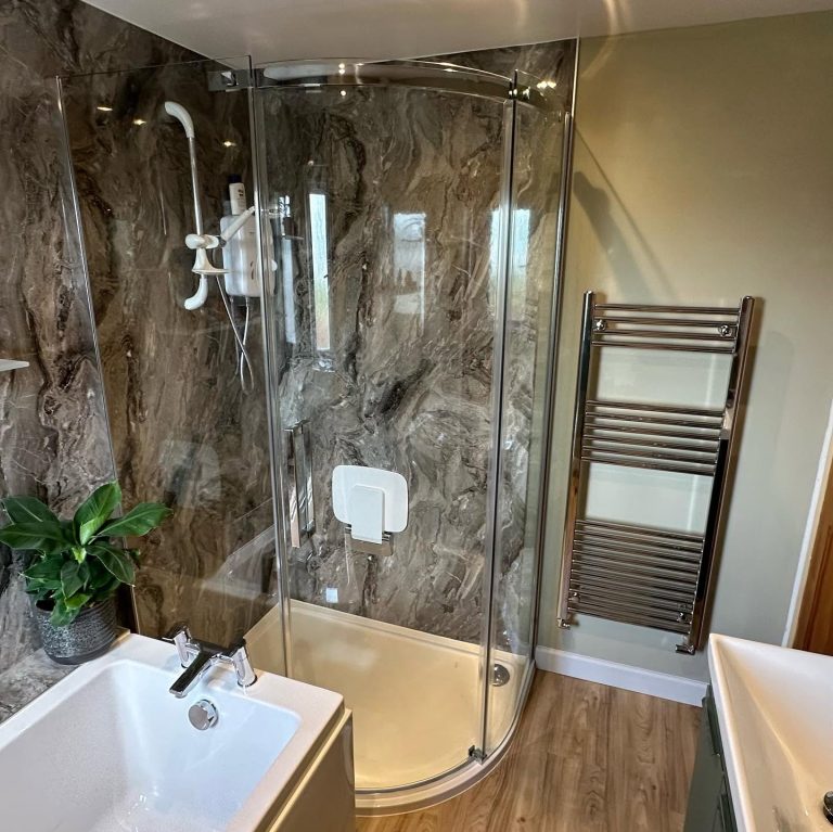 Elegant ensuite bathroom featuring modern sanitaryware and a floating vanity.