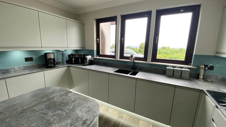 Bright kitchen with light colours, integrated appliances and practical storage.